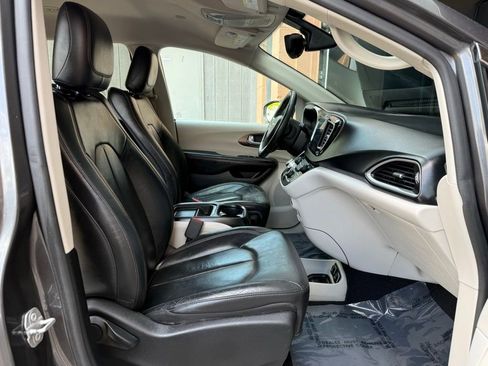 Used 2017 Chrysler Pacifica Touring-L w/ 13 Speaker Alpine Sound Group FWD image 22
