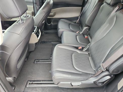 Used 2025 Kia Carnival FWD image 11