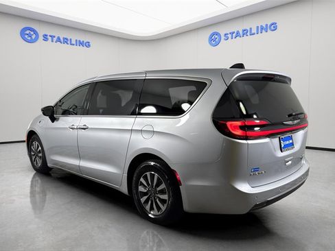 Used 2024 Chrysler Pacifica Select image 6