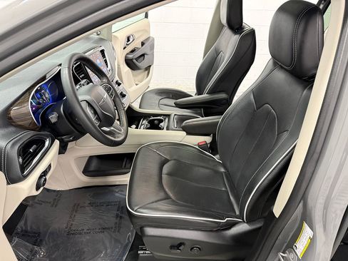 Used 2023 Chrysler Pacifica Limited FWD image 10