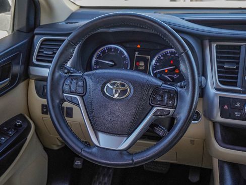 Used 2019 Toyota Highlander XLE image 23