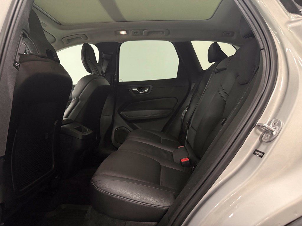Used 2022 Volvo XC60 B5 Momentum w/ Climate Package AWD/4WD image 10