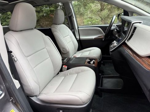 Used 2017 Toyota Sienna Limited image 9