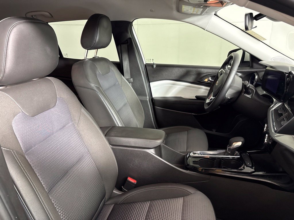 Used 2025 Chevrolet Trax LT w/ LT Convenience Package FWD image 21