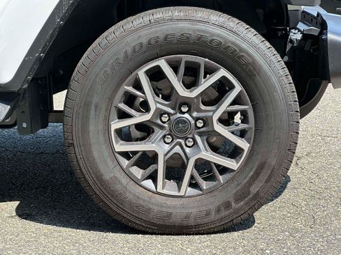 Used 2025 Jeep Wrangler Unlimited Sahara AWD/4WD image 7