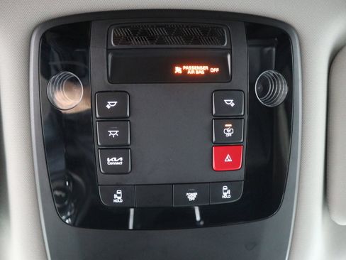 Used 2025 Kia Carnival image 34