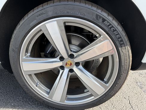 Certified 2025 Porsche Macan AWD/4WD image 8