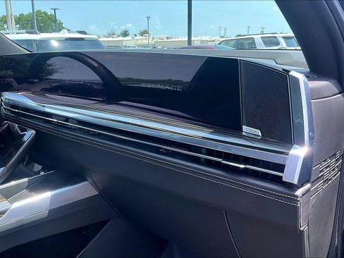Used 2025 Cadillac Escalade ESV Premium Luxury AWD/4WD image 19