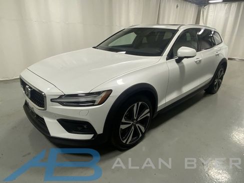 Used 2024 Volvo V60 B5 Cross Country Plus image 1