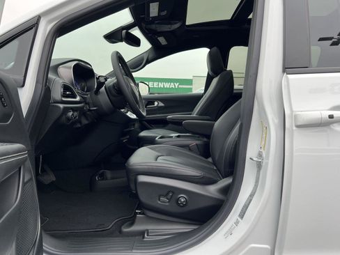 New 2026 Chrysler Pacifica Select AWD/4WD image 18