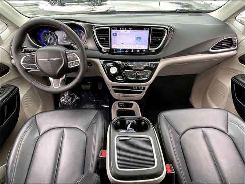 Used 2024 Chrysler Pacifica Touring-L image 21