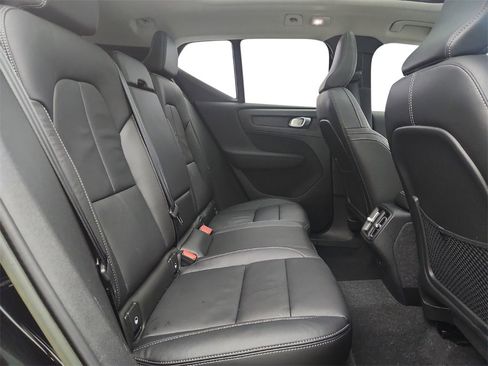 Used 2023 Volvo XC40 B5 Plus image 28