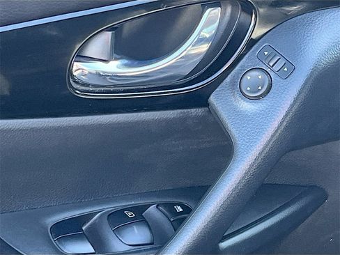 Used 2022 Nissan Rogue Sport SL image 18