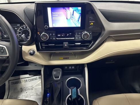 Used 2025 Toyota Highlander XLE image 25