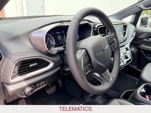 New 2026 Chrysler Pacifica Select image 9