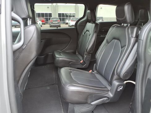 Used 2025 Chrysler Pacifica Select FWD image 12
