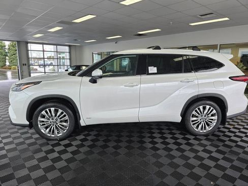 New 2026 Toyota Highlander Platinum image 6