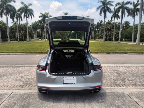Used 2018 Porsche Panamera 4 AWD/4WD image 17