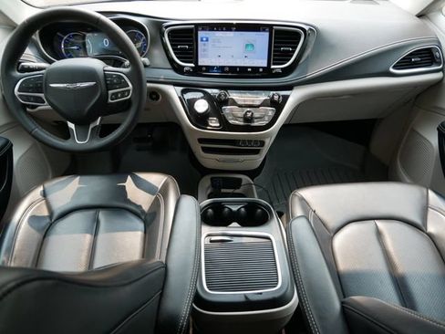 Used 2023 Chrysler Pacifica Touring-L FWD image 13