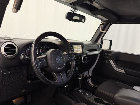 Used 2015 Jeep Wrangler Unlimited Rubicon w/ Connectivity Group AWD/4WD image 7