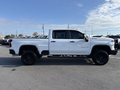 Used 2025 Chevrolet Silverado 2500 ZR2 w/ Technology Package image 8