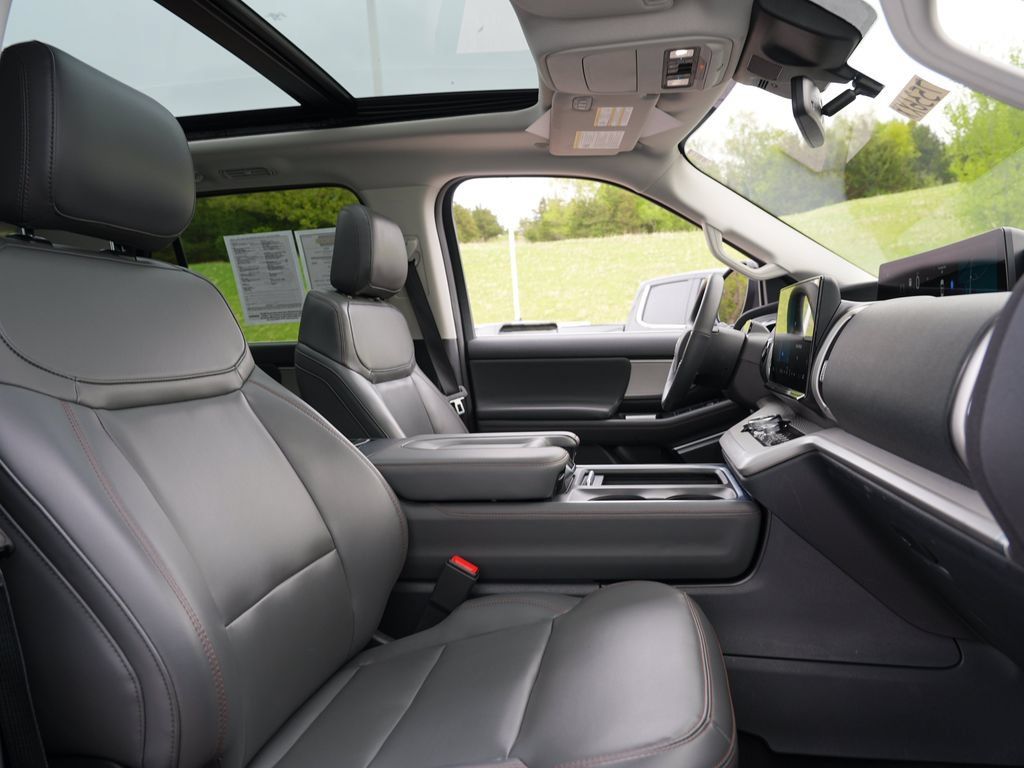 Used 2025 Ford Expedition Active AWD/4WD image 33