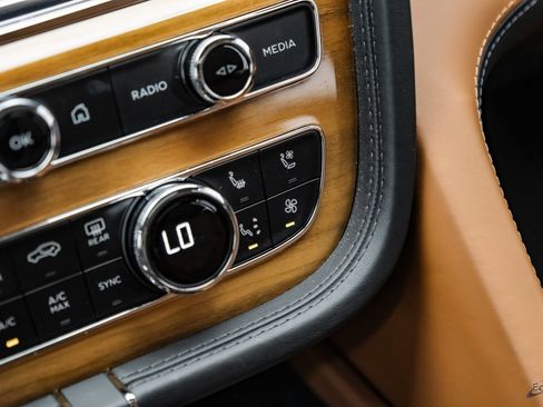 Used 2023 Bentley Bentayga Extended Wheelbase AWD/4WD image 69