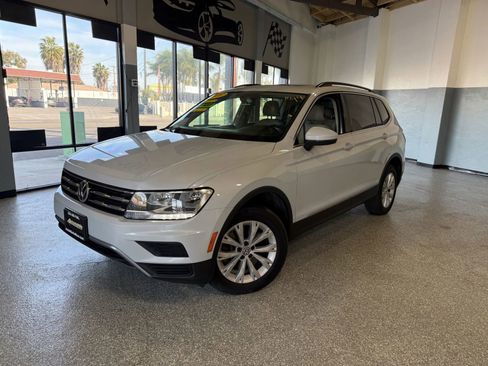 Used 2018 Volkswagen Tiguan SE w/ Panoramic Sunroof Package image 3