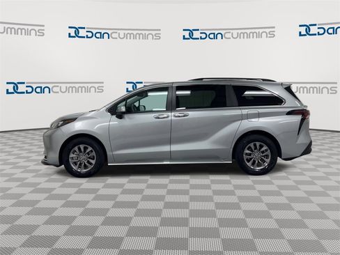 Used 2024 Toyota Sienna XLE image 5