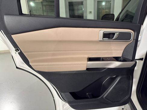 Used 2022 Ford Explorer XLT w/ Equipment Group 202A image 17