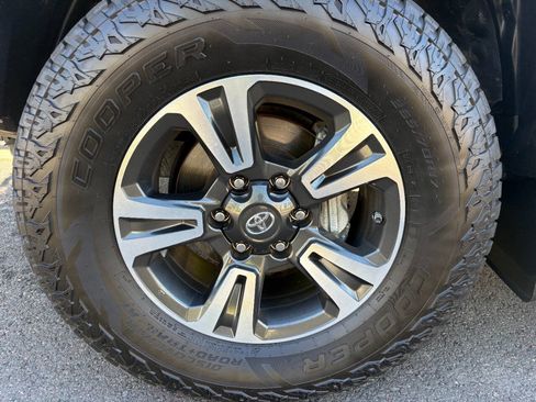 Used 2019 Toyota Tacoma TRD Sport w/ TRD Premium Sport Package AWD/4WD image 29