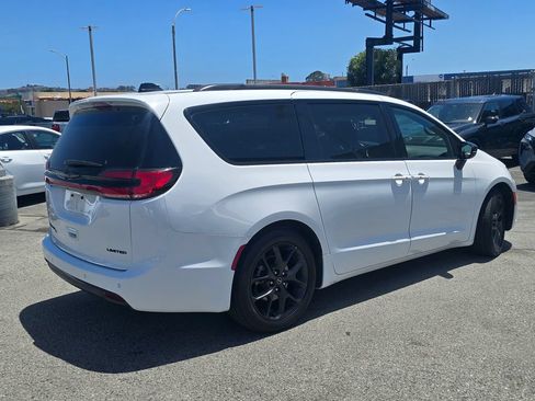 Used 2025 Chrysler Pacifica Limited FWD image 4