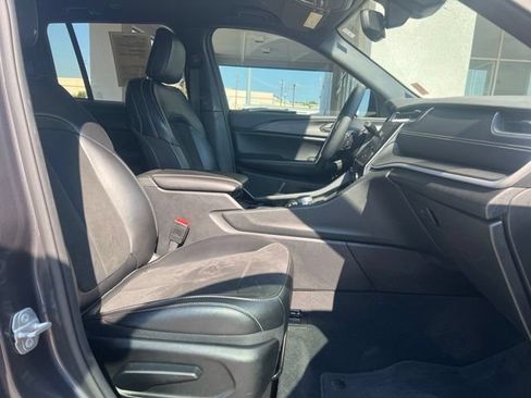 Used 2023 Jeep Grand Cherokee Altitude AWD/4WD image 15