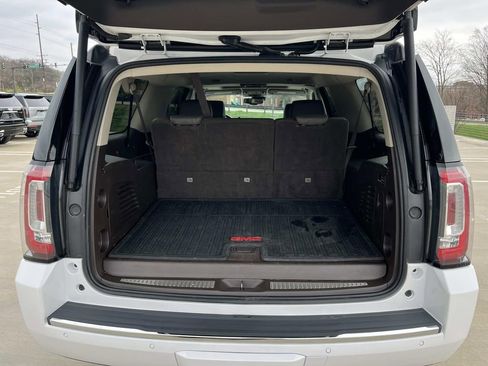 Used 2020 GMC Yukon XL Denali w/ Denali Premium Package image 12
