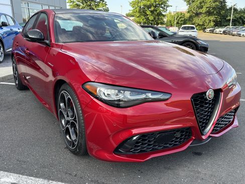 Used 2024 Alfa Romeo Giulia Veloce RWD image 11