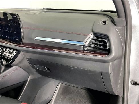Used 2024 Chevrolet Traverse RS FWD image 19