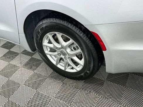 Certified 2024 Chrysler Pacifica Touring-L image 42