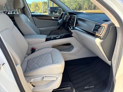 Used 2025 Volkswagen Atlas SE image 9