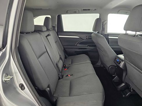 Used 2015 Toyota Highlander LE image 12