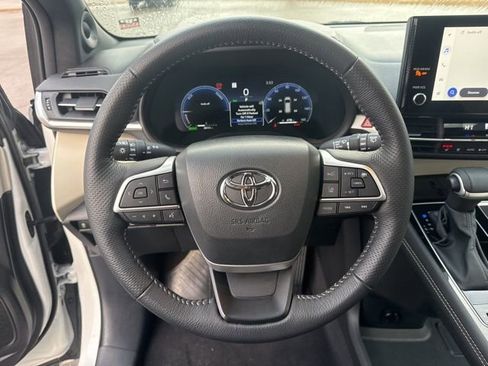 Used 2025 Toyota Sienna Platinum image 26