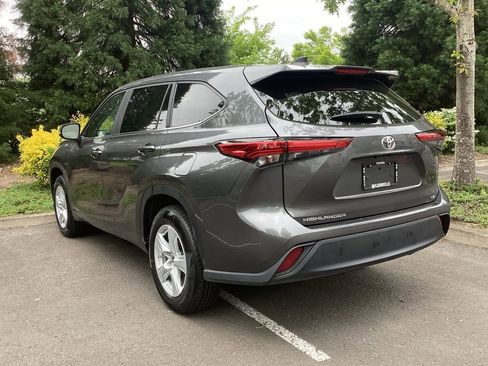 Used 2023 Toyota Highlander LE FWD image 9