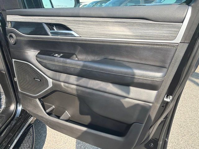 Used 2024 Jeep Wagoneer L Series III w/ Flexible Seating Group AWD/4WD image 8