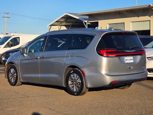 Used 2021 Chrysler Pacifica Touring-L image 33