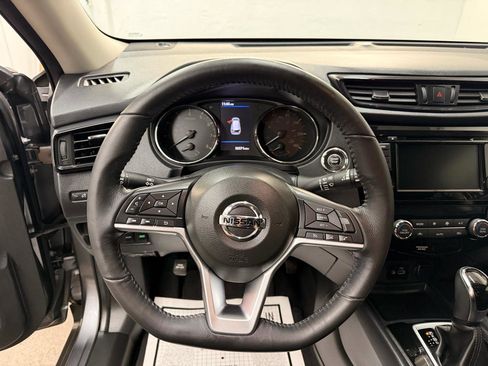 Used 2018 Nissan Rogue SV image 17