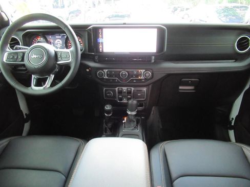 Used 2025 Jeep Wrangler Unlimited Sahara w/ Technology Group AWD/4WD image 11