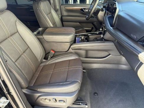 Used 2025 Chevrolet Tahoe High Country AWD/4WD image 13