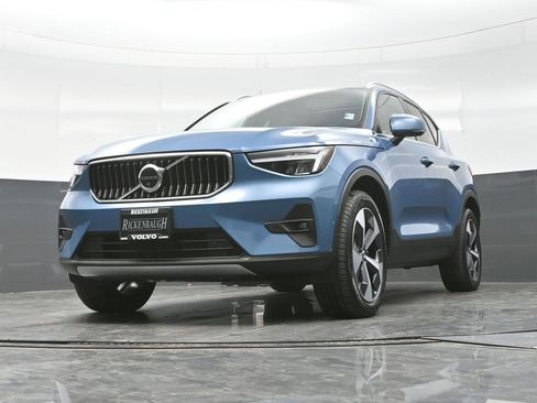 Used 2025 Volvo XC40 B5 Plus image 18