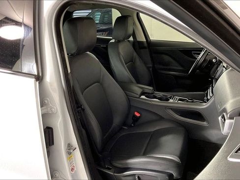 Used 2017 Jaguar F-PACE Premium image 6