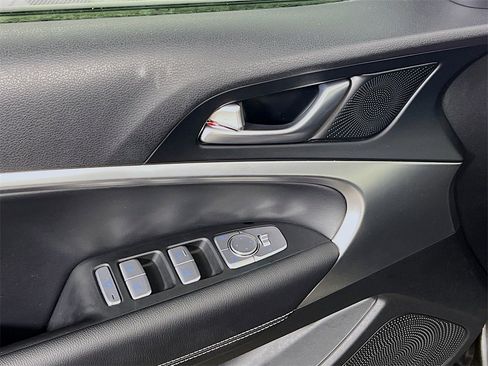 Used 2025 Genesis G70 2.5T image 19