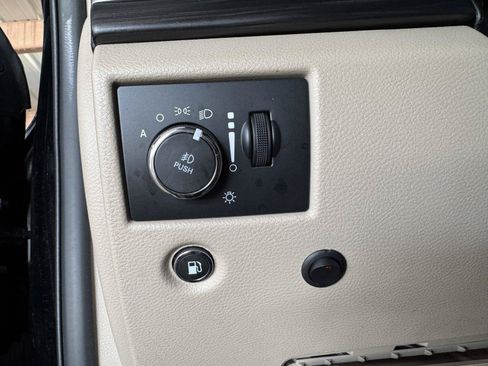 Used 2019 Jeep Grand Cherokee Laredo AWD/4WD image 23